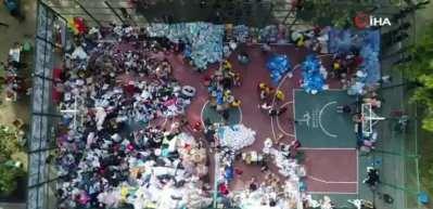 İzmir&rsquo;e gelen yardımlar sahaları doldurdu