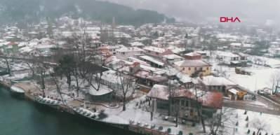 İzmir'in &Ouml;demiş il&ccedil;esine kar yağdı
