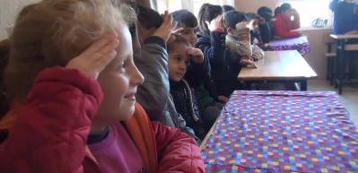 Jandarmadan k&ouml;y okulu &ouml;ğrencilerine s&uuml;rpriz