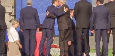 Juncker i&ccedil;kiyi fazla ka&ccedil;ırınca rezil oldu!