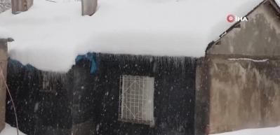 Bitlis&rsquo;te kar yağışı etkisini artırıyor