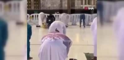 Kabe’de namaz kılan kişinin başından ayrılmayan güvercin herkesi şaşırttı!