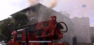 Kadık&ouml;y'de 4 katlı binada &ccedil;ıkan yangın paniğe neden oldu