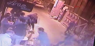 Kadık&ouml;y'de sandalyeli kavga g&uuml;venlik kamerasında: 2 yaralı