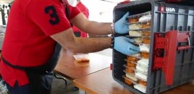 Kadık&ouml;y&rsquo;de usta aş&ccedil;ı ve şefler, yaşlılara sıcak yemek dağıttı