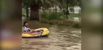 Kadık&ouml;y'de yağmur sularında b&ouml;yle y&uuml;zd&uuml;ler!