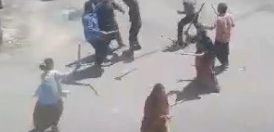 Kadın erkek demeden eline sopayı alan kavgaya tutuştu