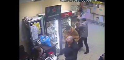 Kadın satış g&ouml;revlisi erkek m&uuml;şteriyi yumrukla yere serdi