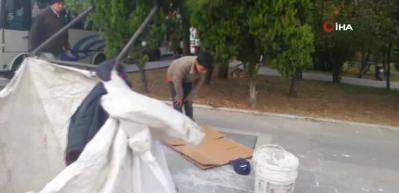 Kağıt toplayıcı Suriyeli &ccedil;ocuğun sokakta namazı duygulandırdı