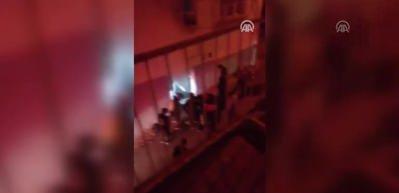Kahraman itfaiye eri yangına maskesiz girdi yaşlı kadını kurtardı