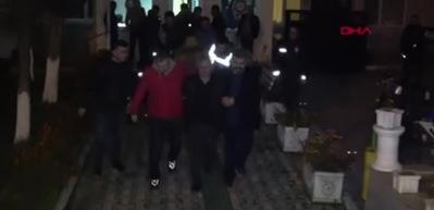 Kahvehane &ouml;n&uuml;ndeki tartışmada baba-oğulu vurdu 