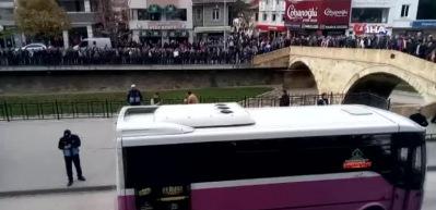 Kalabalığa aldırmadan sokak ortasında hasmını vurdu