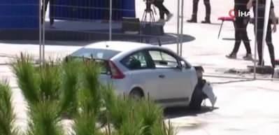Kalabalığın arasına dalan aracı, u&ccedil;an tekme atarak durdurdu