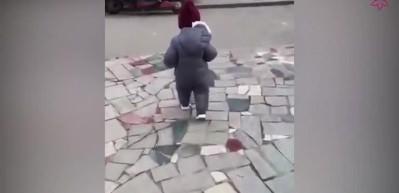 Kaldırımdan inmeye &ccedil;alışan bebek