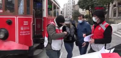 Kamerayı g&ouml;r&uuml;nce maskeyi indirip poz verdi! İlgin&ccedil; g&ouml;r&uuml;nt&uuml;ler...