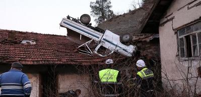 Kamyonet 80 metre u&ccedil;urumdan evin &ccedil;atısına u&ccedil;tu