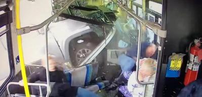 Kamyonet yolcu otob&uuml;s&uuml;ne daldı! Ortalık bir anda karıştı