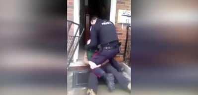 Kanada polisi yaşlı adamı döverek gözaltına aldı!