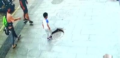 Korku dolu anlar! Kanalizasyon kapağına basmasıyla d&uuml;şmesi bir oldu!