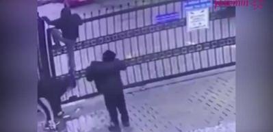Kapıdan atlamaya &ccedil;alışırken demirlere takıldı...