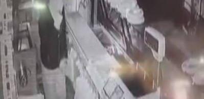 Kar maskeli hırsızlar g&uuml;venlik kamerasında