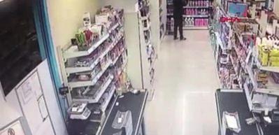 Kar maskeli, pompalı t&uuml;fekli market soygunu kamerada