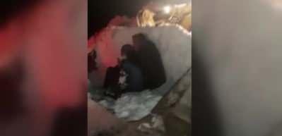 Kar nedeniyle k&ouml;yde mahsur kalan yaşlı kadın kep&ccedil;ede taşınarak kurtarıldı