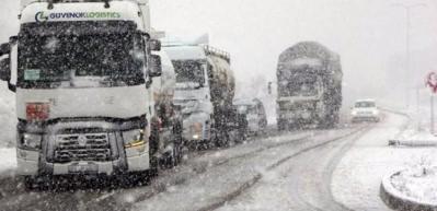 Kar şiddetini arttırdı: Ara&ccedil;lar tek tek durduruldu