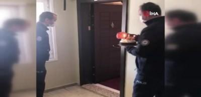 Karantinada olan infaz koruma memurunun oğluna polisten doğum g&uuml;n&uuml; s&uuml;rprizi