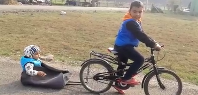 Kardeşini bisikletle gezdirmek isteyince...