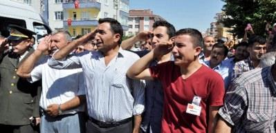  Kardeşleri şehidi asker selamı ile karşıladı