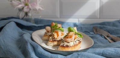 Karidesli ekmek dilimleri