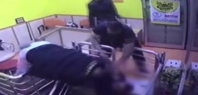 Karısına mesaj attığını g&ouml;r&uuml;nce tek bı&ccedil;ak darbesiyle &ouml;ld&uuml;rd&uuml;!