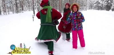 Karla kaplı ormanda masal karakteri Noel Baba'nın evi ve yardımcıları 