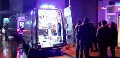 Karlı yolda kayan iki ara&ccedil; şarampole yuvarlandı: 6 yaralı