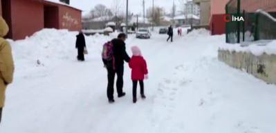 Karlıova&rsquo;da karla m&uuml;cadele