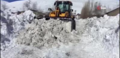 Karlıova'da son yılların en &ccedil;etin kışı yaşanıyor