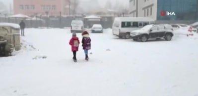 Karlıova&rsquo;da yoğun kar nedeniyle okullar tatil edildi