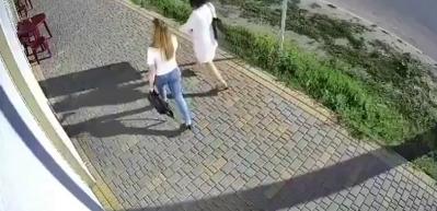 Karşısına &ccedil;ıkan kadını tek yumrukla bayılttı!