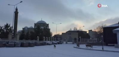 Kars&rsquo;ta beyaza b&uuml;r&uuml;nen sokaklarda Covid-19 sessizliği