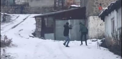 Kars&rsquo;ta kar yağışı en &ccedil;ok onlara yaradı...  Kartopu oynadılar bidona binerek kaydılar