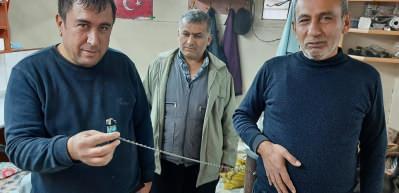 Kaybetmekten bıktı, &ccedil;akmağını asma kilitle pantolonuna zincirledi