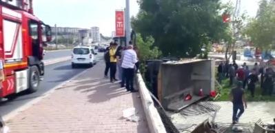 Kayseri'de freni patlayan kamyon yan yattı, &ccedil;ok sayıda yaralı var