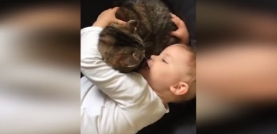 Kediyle bebeğin koyu sohbeti g&uuml;l&uuml;msetti