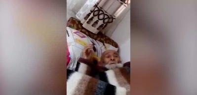 Kendini &ouml;ld&uuml; zanneden eli &ouml;p&uuml;lesi dede