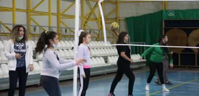 Kendisini keşfeden &ouml;ğretmeni gibi sporcuları keşfetmeye &ccedil;alışıyor