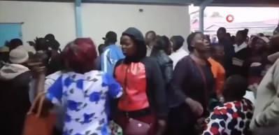 Kenya'da okul &ccedil;ıkışında izdiham &ccedil;ıktı!