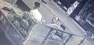 Kesmece karpuzu beğenmeyince karpuzcuyu bı&ccedil;akladı