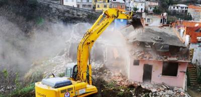 Riskli binanın yanındaki sağlam bina yıkılacak mı?