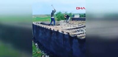 Kırdıkları &ccedil;atı &ccedil;&ouml;k&uuml;nce yere &ccedil;akıldılar